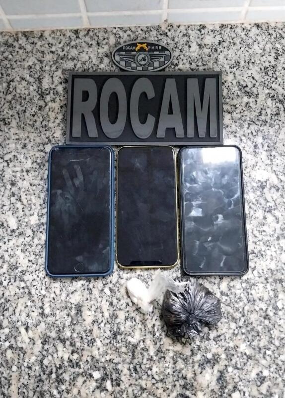 Invólucros com cocaína e maconha e celulares foram levados à delegacia - Foto: Divulgação/PMRR