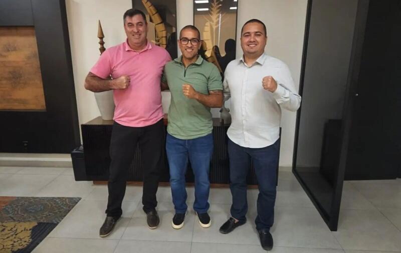 Subtenente Velton ao lado do prefeito Arthur Henrique e do vereador Guarda Julyerre Pablo (Foto: Divulgação)