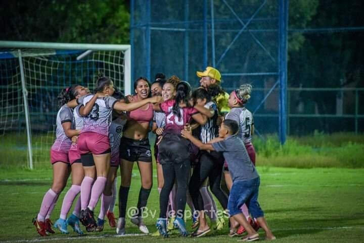 Atletas do Rio Negro comemoram classificação histórica. (Crédito: Hélio Garcias/BV Esportes)