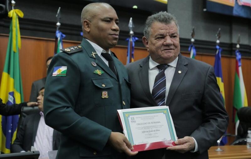 O capitão da PM, Jefferson Gomes, ao lado do deputado estadual Gabriel Picanço (Foto: SupCom ALE-RR)