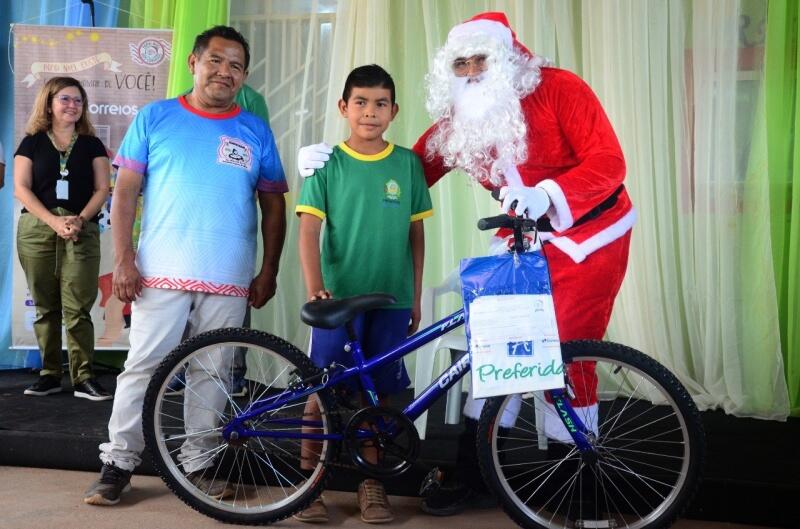 Menino de dez anos saiu apressado para estrear a pedalada na primeira da bicicleta da vida (Foto: Nilzete Franco/FolhaBV)