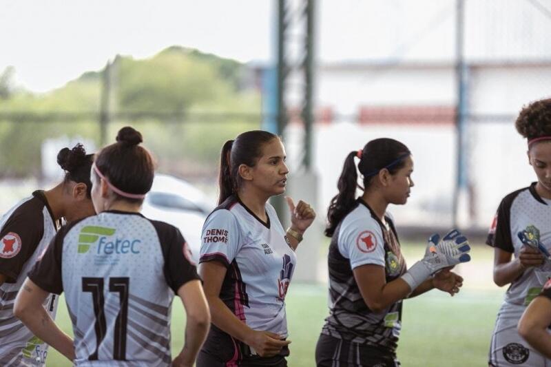 Técnica Isabel Alves (ao centro), aos 28 anos dirige o Galo Macuxi (Foto: Divulgação)