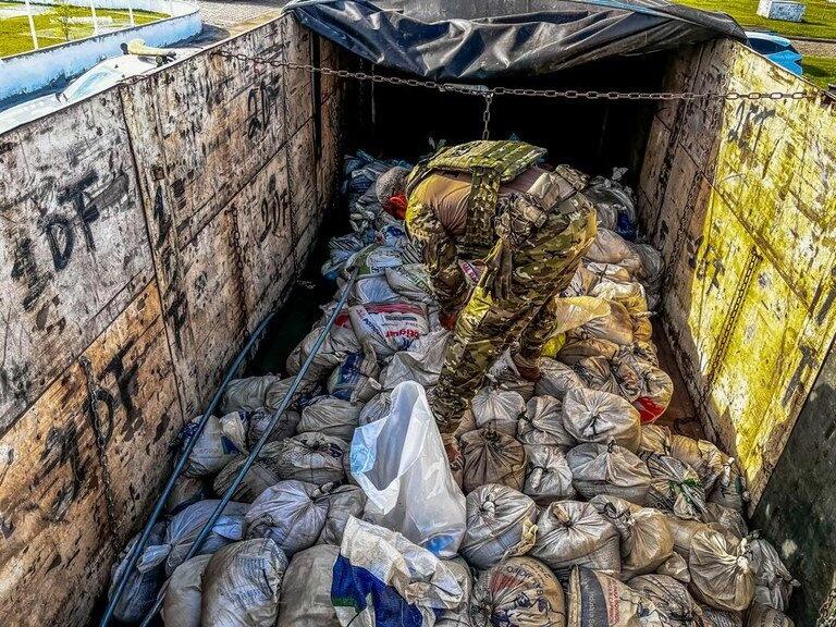 Material estava em um caminhão (Foto: Divulgação/PRF)