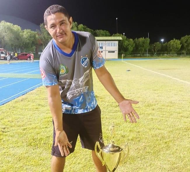 Técnico Willian Duarte com a taça de campeão roraimense feminino 2022. Crédito: divulgação