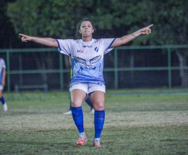 Bia Ayres, campeã e vice-artilheira do certame com três gols, ao lado de Nilda. (Crédito: Hélio Garcias/BV Esportes)