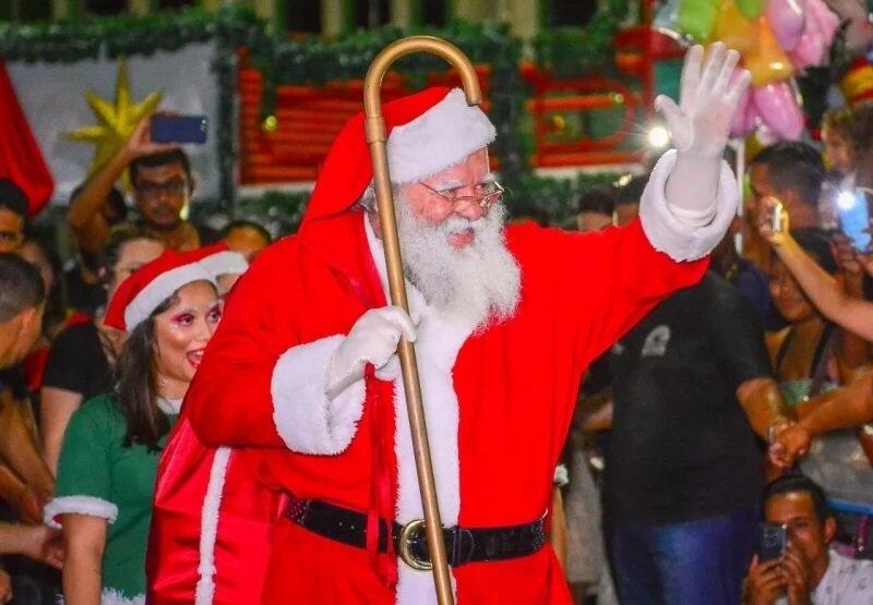 A lenda diz que o Papai Noel passa de casa em casa, desce pela chaminé e coloca os presentes dentro de meias (Foto: Divulgação)