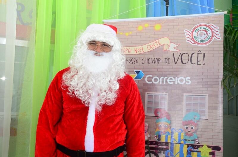 O motorista de transporte escolar Weverton Gonçalves de Almeida adora se vestir de Papai Noel (Foto: Nilzete Franco/FolhaBV)