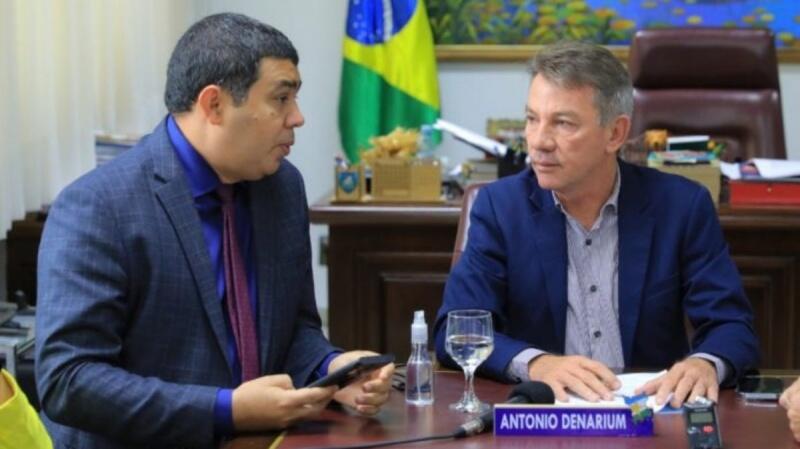 O presidente da Assembleia, deputado Soldado Sampaio, com o governador Antonio Denarium (Foto: Secom-RR)