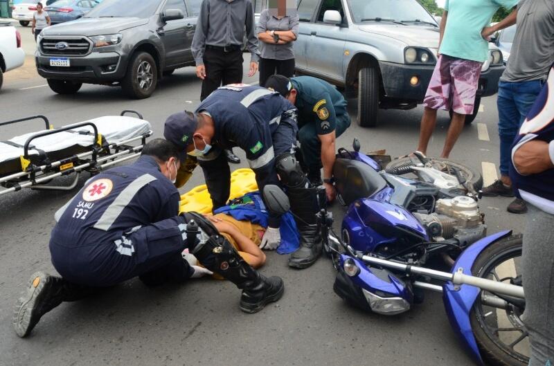 Motociclista foi atendido e levado ao pronto socorro - Foto: Nilzete Franco/Folha de Boa Vista