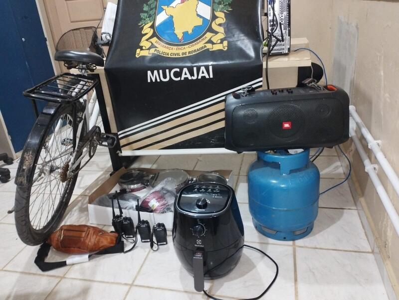 Parte dos objetos que estavam na casa foram reconhecidos por uma vítima de furto, e serão restituídos
