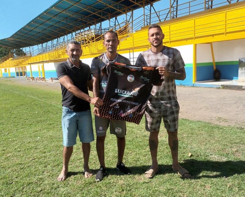 Rogério Tradição (centro) ao lado de Arthur Feitosa (direita), em visita no Ribeirão. Crédito: Divulgação