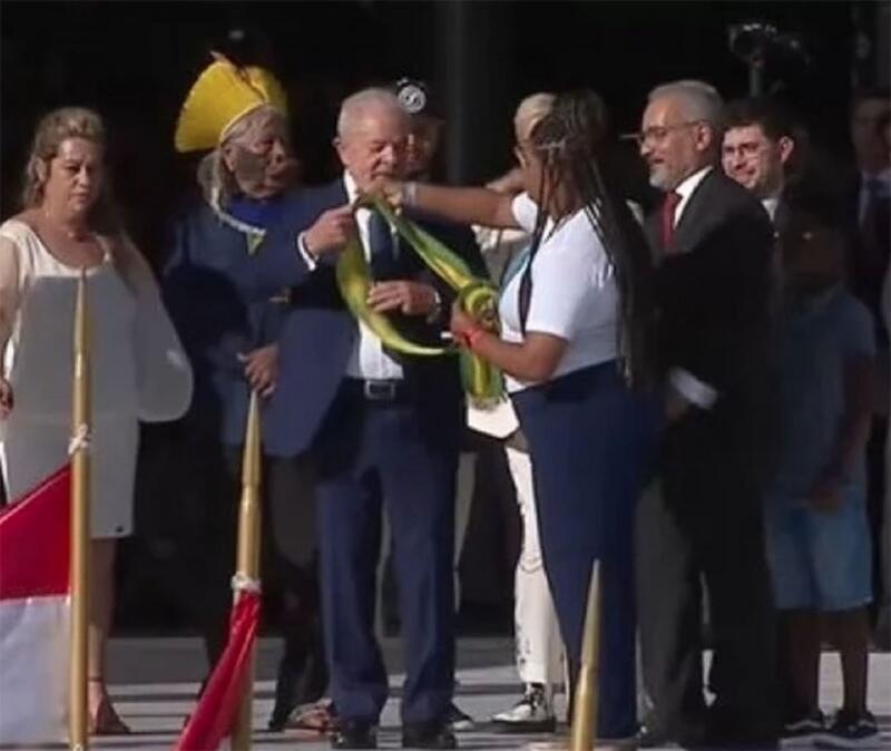 Lula chega para receber faixa ao lado do grupo que representou a sociedade civil (Reprodução)