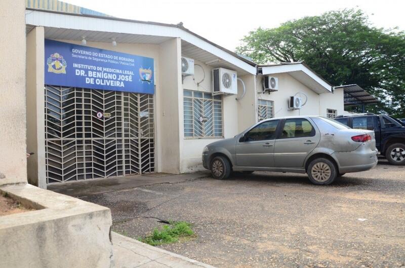 Corpo da vítima foi levado ao Instituto de Medicina Legal (IML) - Foto: Nilzete Franco/Folha de Boa Vista