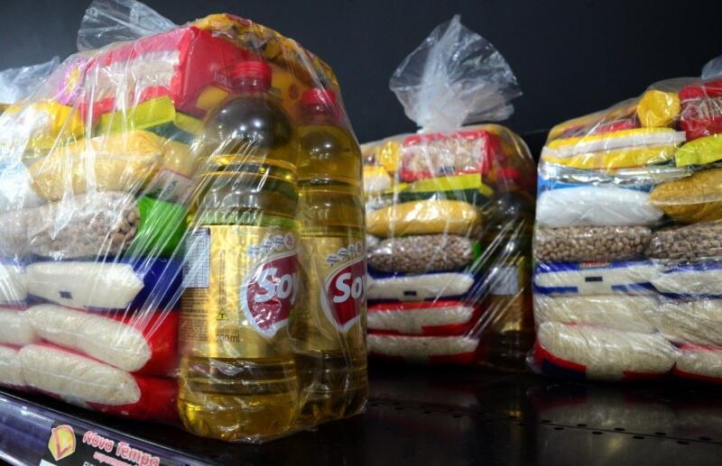 Supermercados também comercializam cestas básicas mais baratas, porém com produtos diferentes da lista usada no cálculo - Foto: Nilzete Franco/FolhaBV