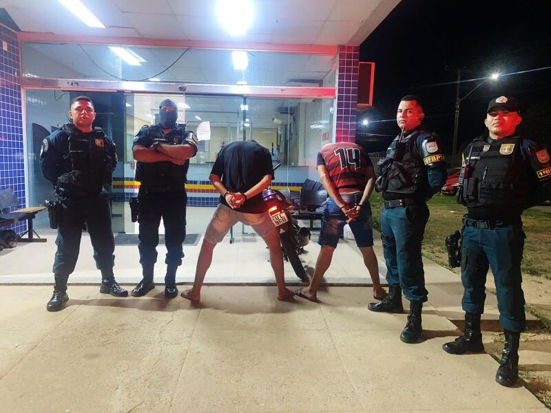 Suspeitos e a motocicleta foram levados à delegacia - Foto: Divulgação/PMRR