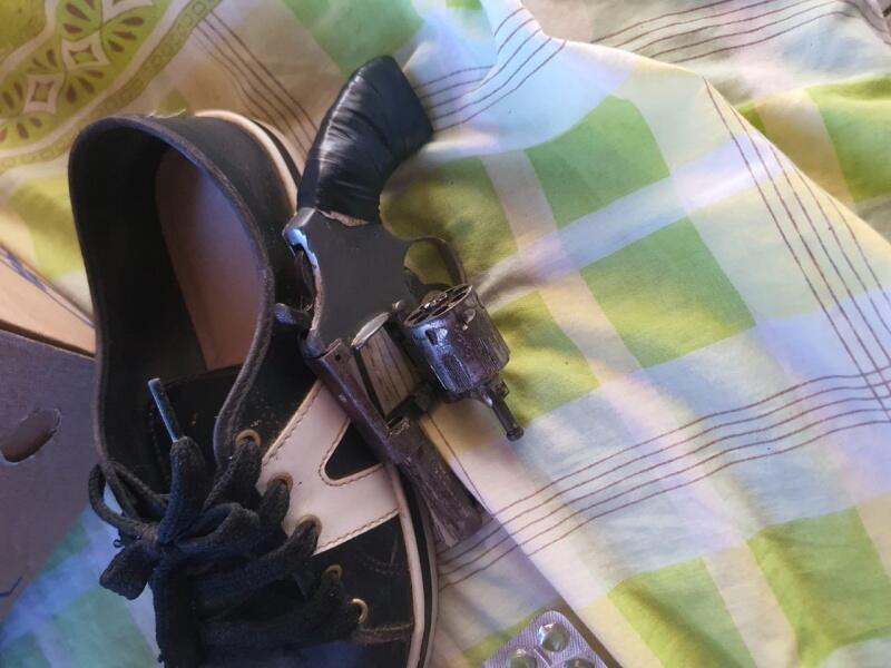 Arma estava escondida dentro de sapato - Foto: Divulgação/PMRR