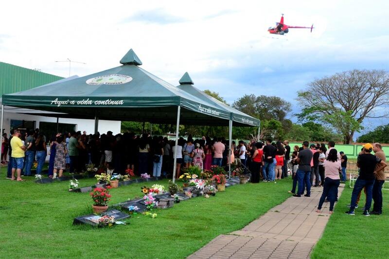 Momento de homenagem com  Helicoptero jogando pétalas de rosa. (Foto: Nilzete Franco/FolhaBV)
