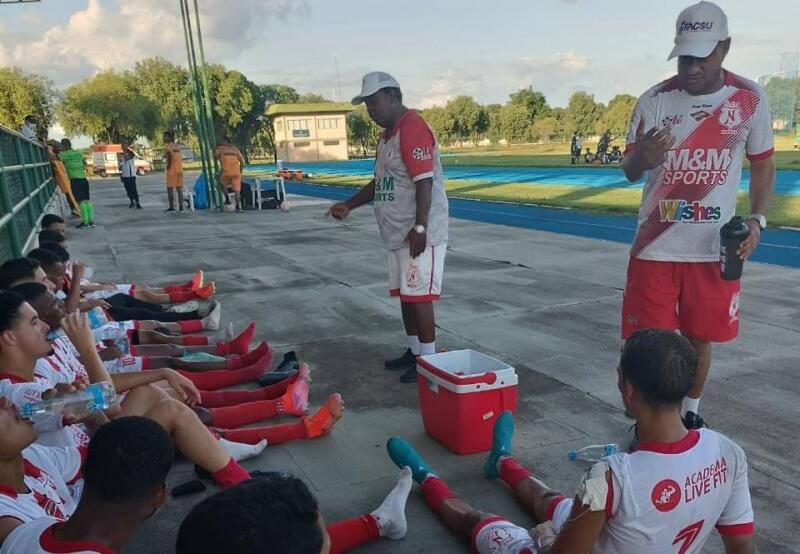 Roberto Tim (centro) coordena futebol do Náutico desde 2021. (Foto: Vânia Pereira)