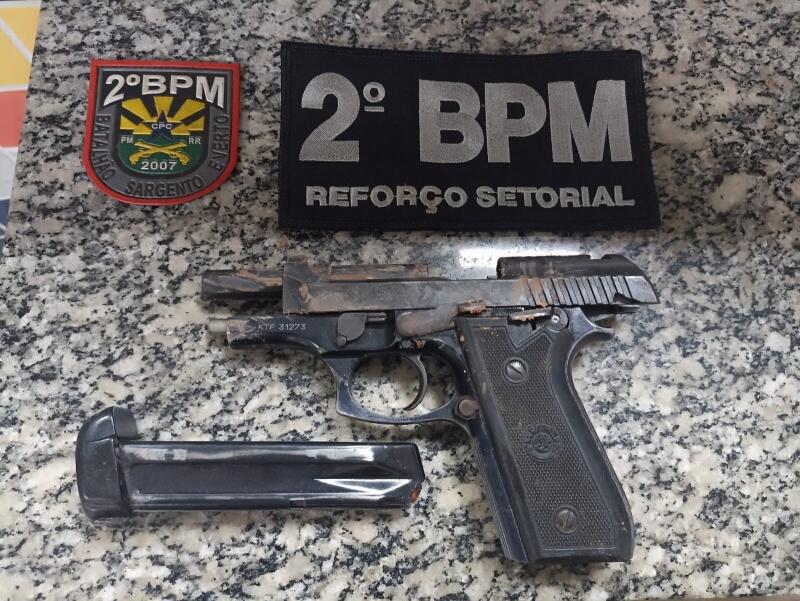 Pistola apreendida e apresentada no 4° Distrito Policial (Foto: Divulgação)