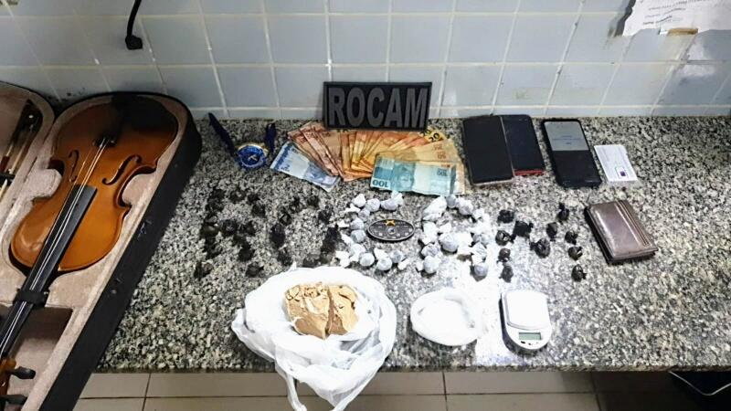 Os envolvidos e o material apreendido foram apresentados na Central de Flagrantes para as providências legais e cabíveis (Foto: Divulgação)