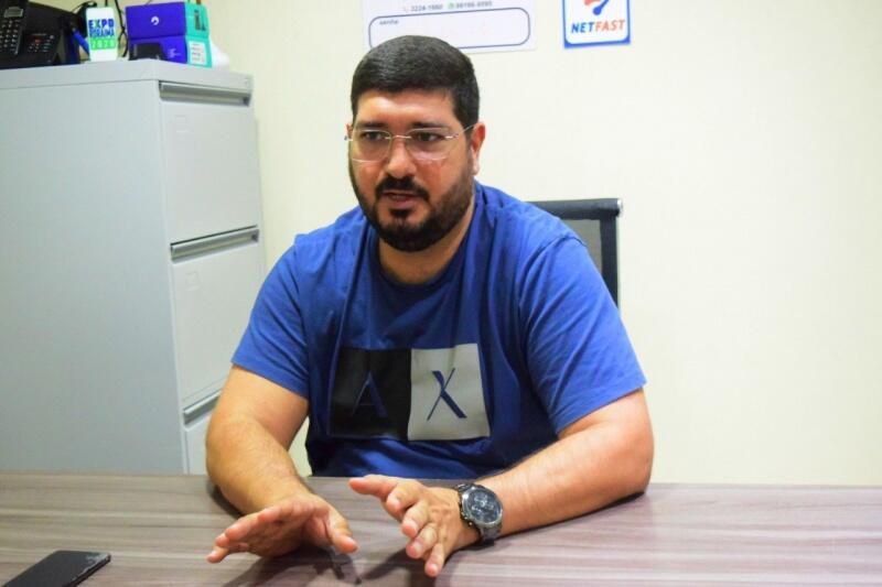 Analista de sistema, Diego Leite, explica o que causa uma conexão fraca em sua residência (Foto: Wenderson Cabral/FolhaBV)