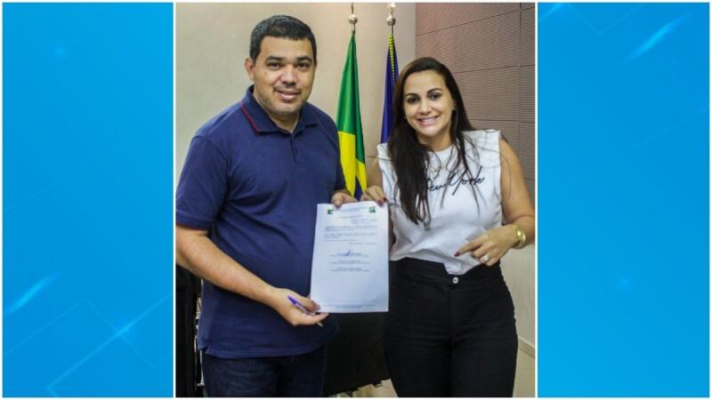 O presidente da ALE-RR, Soldado Sampaio, empossa Joilma Teodora na Procuradoria (Foto: Nonato Sousa/SupCom ALE-RR)