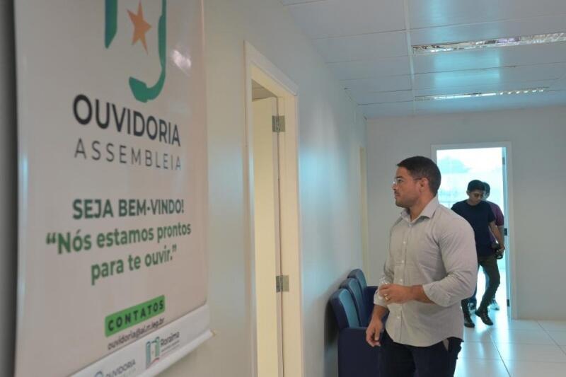 O deputado Isamar Júnior durante visita às instalações da Ouvidoria-Geral nesta sexta-feira (Foto: Jader Souza/SupCom ALE-RR)