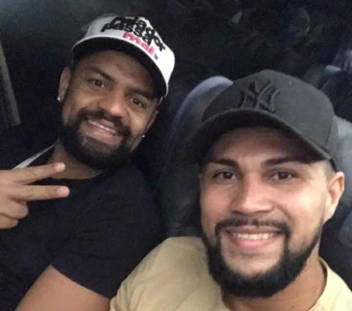 De boné preto, zagueiro Guigui fez selfie com atacante Jerinha. Crédito: arquivo pessoa