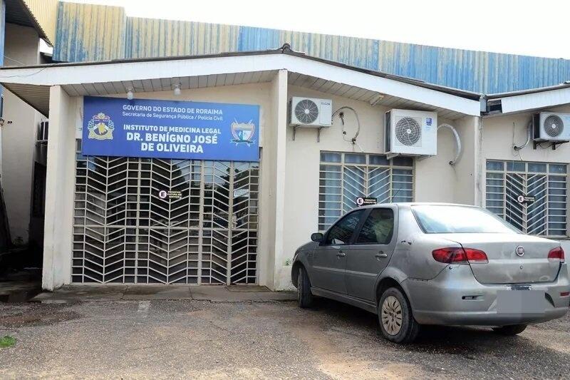 Corpo da vítima foi levado ao Instituto de Medicina Legal (IML) - Foto: Nilzete Franco/Folha de Boa Vista