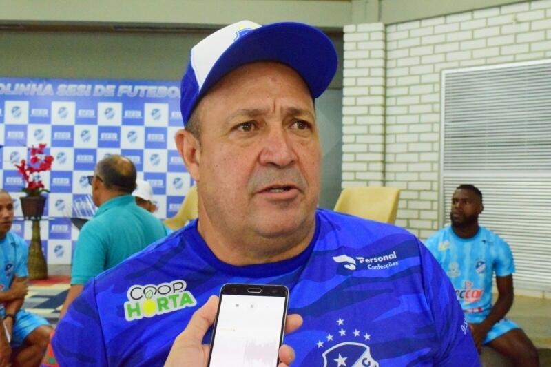 O técnico Chiquinho Viana em entrevista à Folha (Foto: Wenderson de Jesus/FolhaBV)