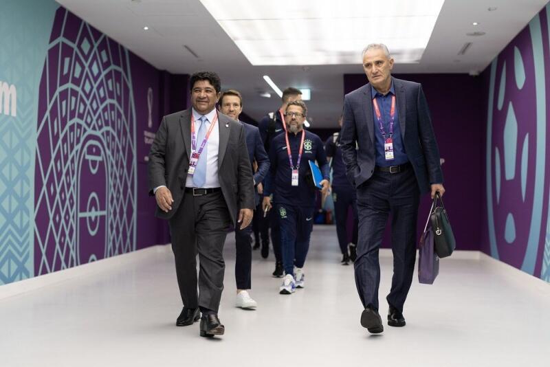 O técnico Tite com o presidente da CBF, Ednaldo Rodrigues, antes do duelo contra a Croácia pela Copa de 2022 (Foto: Lucas Figueiredo/CBF)