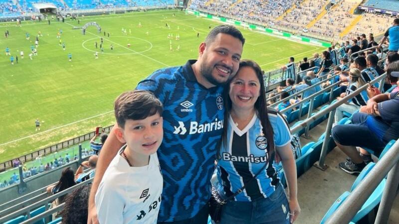 Família Souza prestigiou estreia de Suárez no Grêmio de perto (Foto: Arquivo pessoal)