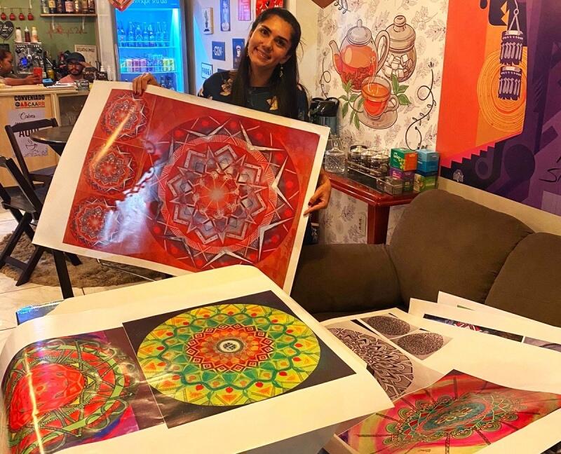 Desde criança ela exprimia seus traços em um caderno de desenhos, na adolescência passou a ter contato com outras linguagens e técnicas de pintura e mais tarde decidiu cursar Artes Visuais. (Foto: Arquivo pessoal)