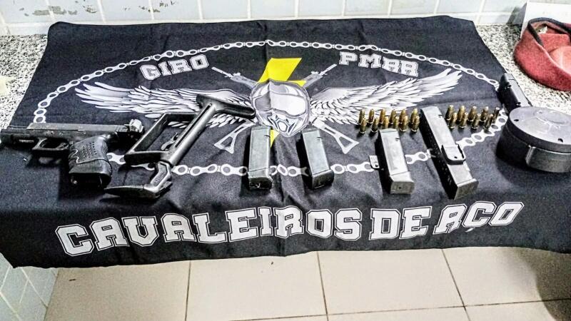 Arma, carregadores e munições foram levados à delegacia - Foto: Divulgação/PMRR