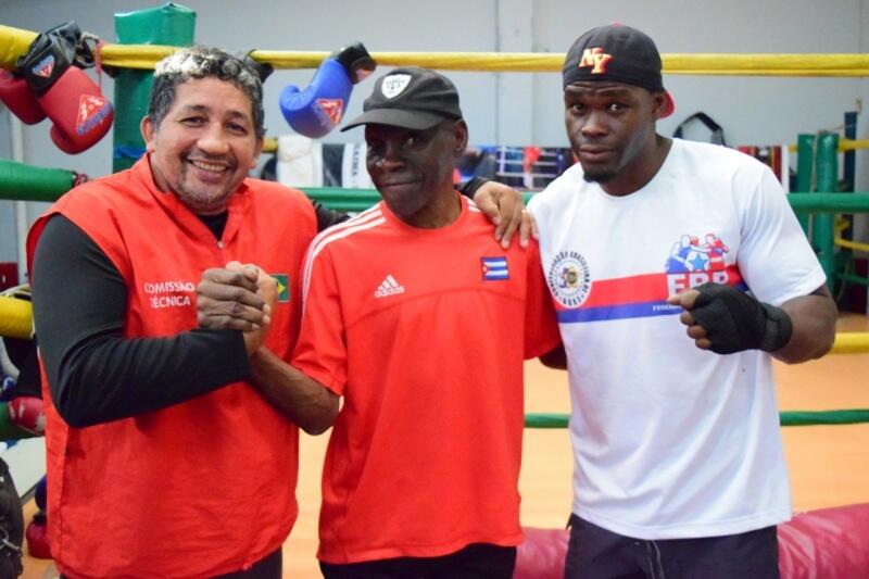 Emilio Correa Bayeux e Emilio Correa Vaillant com o técnico Ronaldo Silva (Foto: Wenderson Cabral/FolhaBV)