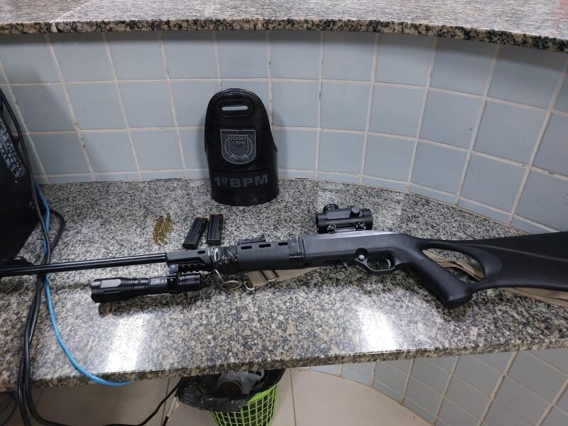 Rifle utilizado no crime (Foto: Divulgação)