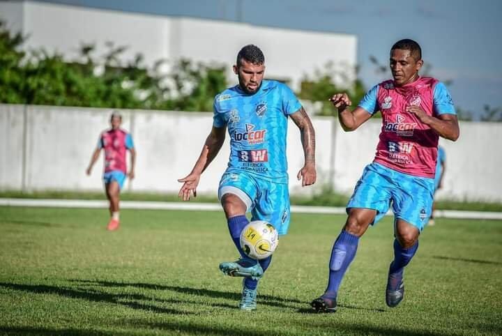 Atletas do Mundão tem primeiro contato com gramado do Canarinho na temporada. Crédito: Hélio Garcias/São Raimundo