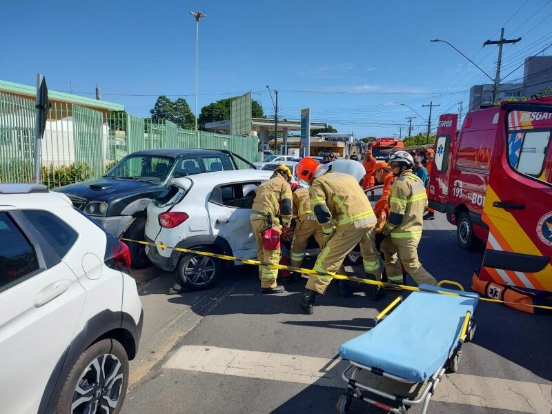 Carro das vítimas capotou após ser atingido por outro veículo e também colidiu com carros estacionados - Foto: Divulgação/Noticias24hrr