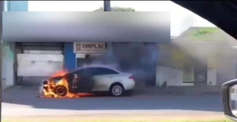 O momento do incêndio foi registrado por populares que passavam pelo local (Foto: Reprodução)