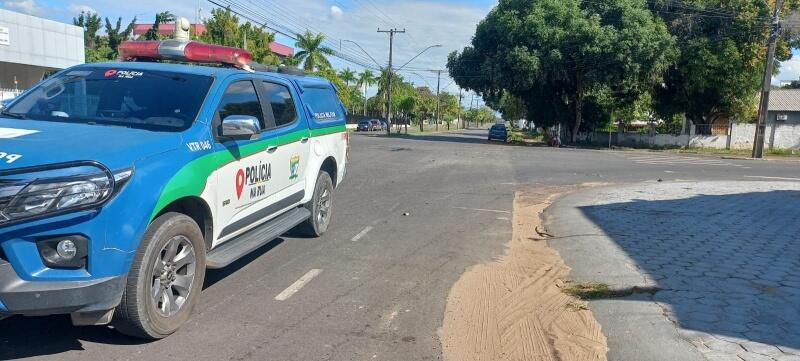 Esiveram no local, uma equipe do Primeiro Batalhão da PM e do Detran (Foto: Dina Vieira/ Folha BV)