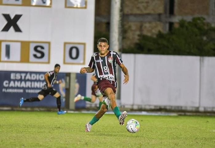 Volante Victor Andrade fechado com Tricolor da Mecejana. Crédito: Itamar Lopes/Atlético Raimundo