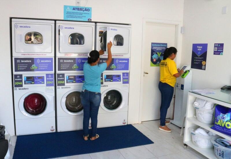 Processo de lavagem leva em torno de 1 hora e as roupas saem prontas para dobrar - Foto: Wenderson Cabral/FolhaBV