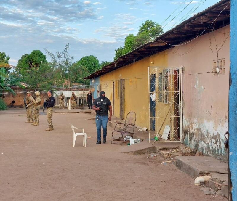 As pessoas retiradas do imóvel são todas migrantes venezuelanas que ocuparam a vila (Foto: Polícia Civil)