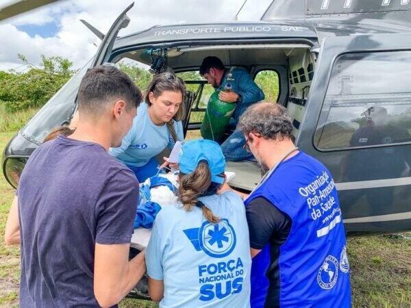 Equipe médica realiza resgate de paciente na Terra Yanomami - Foto: Divulgação Equipe médica realiza resgate de paciente na Terra Yanomami - Foto: Divulgação