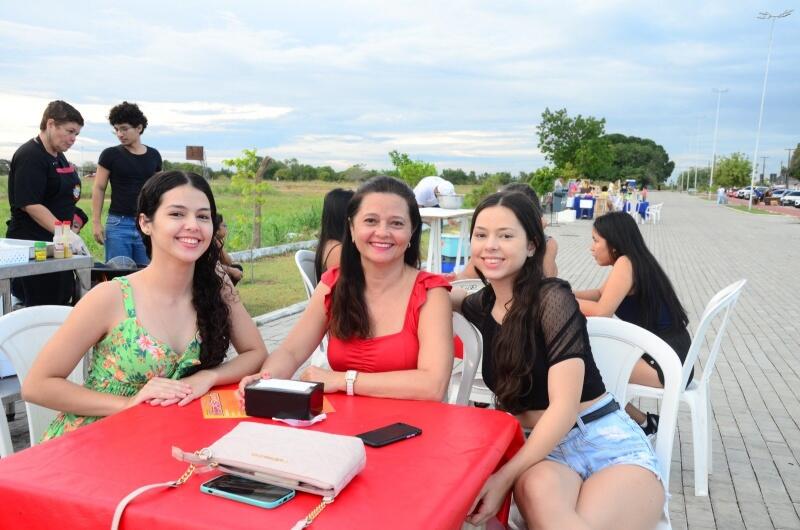 Rosicleide e as filhas Ingrid e Lívia conhecendo a feira ao ar livre, no bairro dos Estados (Foto: Nilzete Franco/Folha BV)
