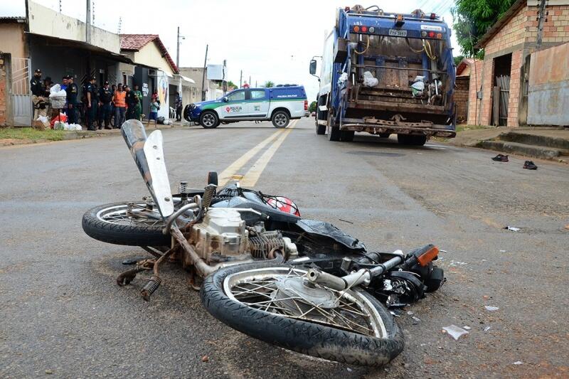 Motocicleta ficou destruída com o acidente - Foto: Nilzete Franco/Folha de Boa Vista