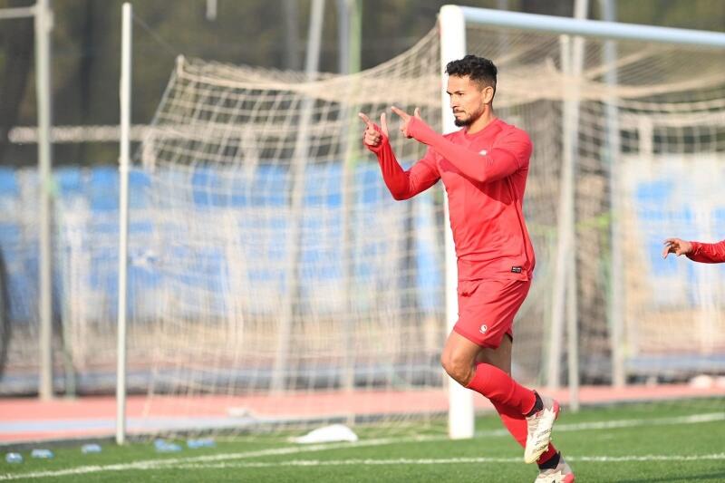 Vanilson guarda mais um na Arábia Saudita e chega aos 15 gols. (Foto: Rakan Alsharafi)