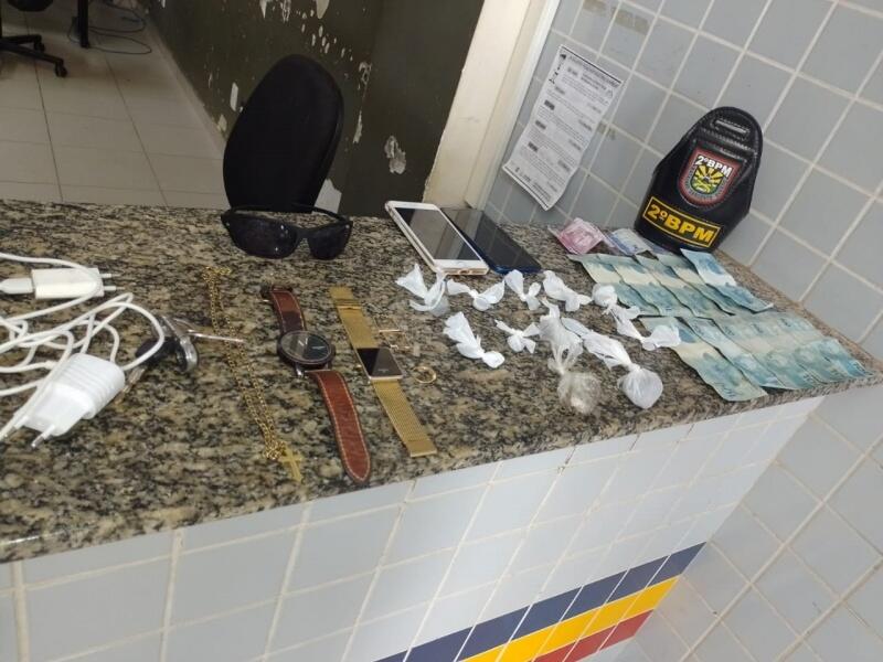 Material apreendido e apresentado pelo 2° BPM na Central de Flagrantes (Foto: Divulgação)
