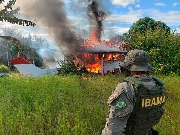 Maquinário de garimpo destruído pelo Ibama no Rio Uraricoera (Foto: IBAMA/Divulgação)
