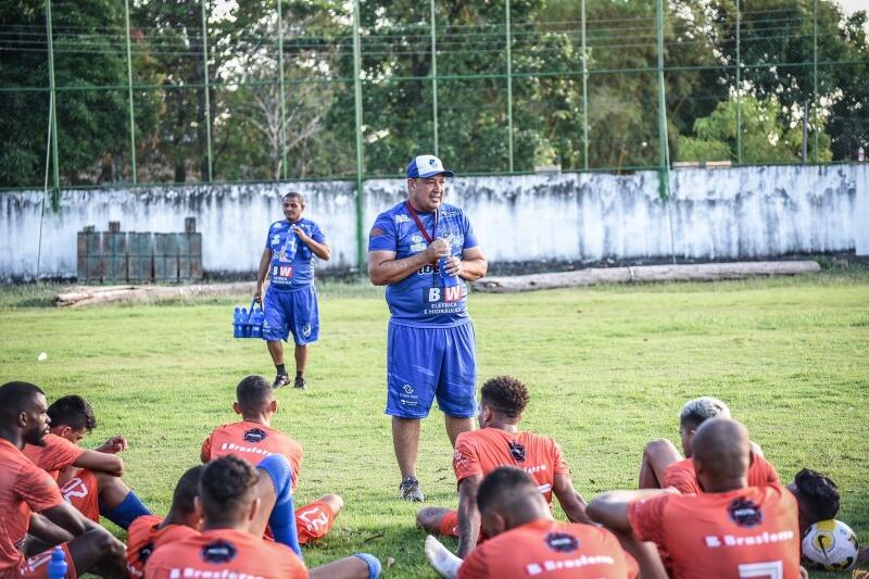 Técnico Chiquinho Viana começa a estudar rival (Foto: Hélio Garcias/São Raimundo)